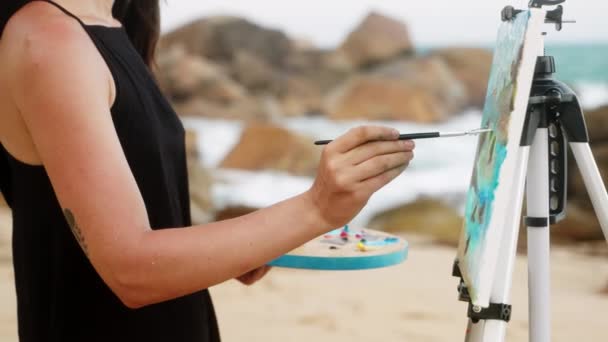 Kreative Frauen Verwenden Pinsel Palette Die Energie Der Ozeane Darzustellen — Stockvideo