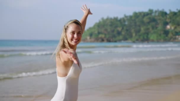 Mujer Joven Feliz Bikini Gira Salta Baila Invita Nadar Las — Vídeos de Stock