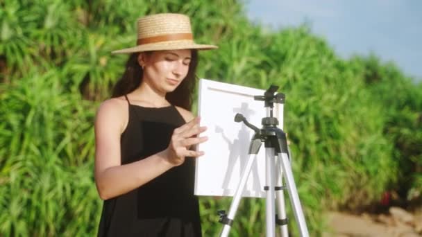 Kobieta Kapeluszu Przygotowuje Się Malowania Krajobrazu Morskiego Kreatywności Przyrodzie Artysta — Wideo stockowe