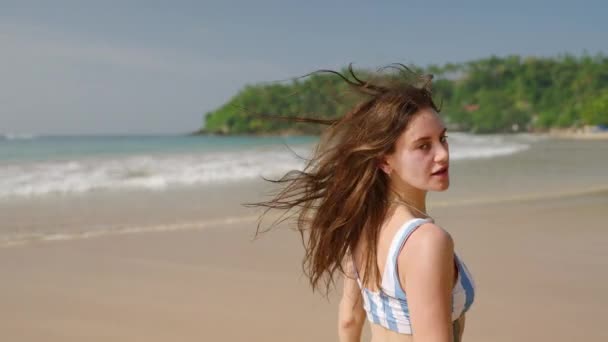 Bella Giovane Donna Che Corre Flirtando Sulla Spiaggia Tropicale Ragazza — Video Stock