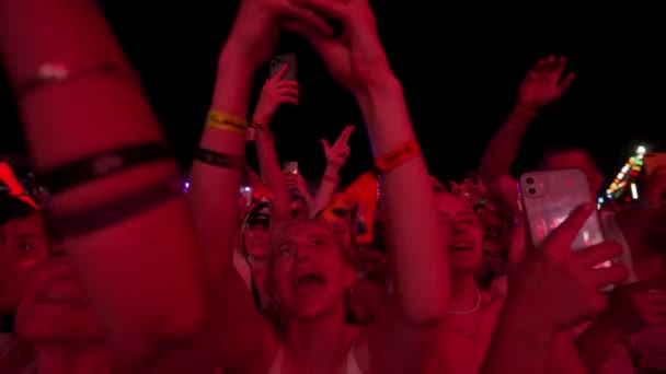2021 Mariupol City Festival 우크라이나 들고있는 사람들은 라이브 콘서트를 즐기고 — 비디오