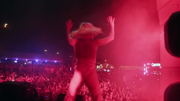 2021 Mariupol City Festival Ukraine Blonde Avec Des Mouvements Dynamiques — Video