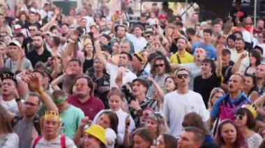 2021-08-06 - Mariupol Şehir Festivali, Ukrayna. Çeşitli izleyiciler yaz konserinin tadını çıkarıyorlar, ritim içinde el sallıyorlar. Açık hava müzik festivalindeki heyecanlı kalabalık, erkekler, kadınlar dans ediyor, şarkı söylüyor, kutluyor