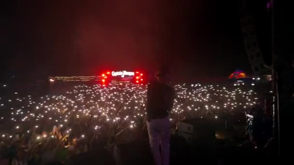 2021 Мариупольский Городской Фестиваль Украина Толпа Машет Огнями Наслаждаясь Живой — стоковое видео