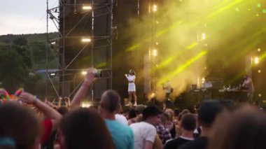 2021-08-07 - Mariupol Şehir Festivali, Ukrayna. Kalabalık konser vermeyi seviyor, Cream Soda çalıyor, hayranlar el sallıyor, akıllı telefonlardan anları yakalıyor. Müzik festivalinde grup yeşil ışıklarla sahneye çıkıyor..