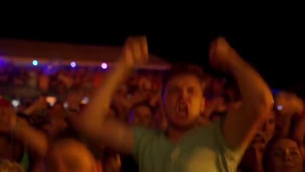 2021 ウクライナ マリポール シティ フェスティバル 夜のコンサートのエネルギッシュな群衆はライブ音楽を楽しんで 手を振り ライトは夏の音楽イベントの雰囲気を明るくする — ストック動画