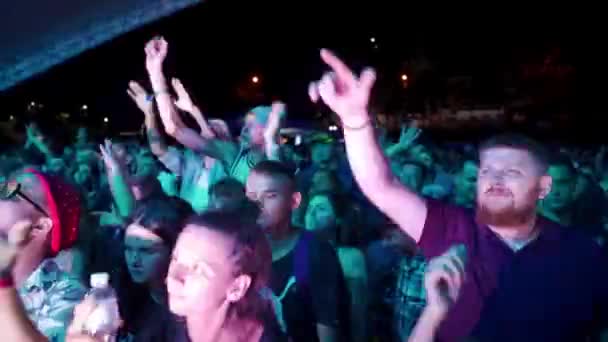 2021 ウクライナ マリポール シティ フェスティバル 若い大人は踊り 手を挙げ 瞬間の電話をキャプチャする エネルギッシュな群衆は ライブミュージックナイトフェスティバルを楽しんでいます — ストック動画