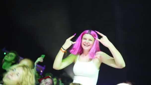 2021 Festival Cidade Mariupol Ucrânia Fãs Dançam Comemoram Mãos Felicidade — Vídeo de Stock