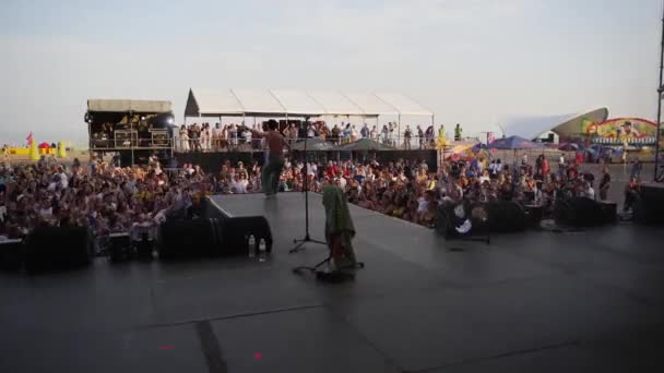 2021 06年 乌克兰Mariupol City Festival 音乐艺术家Well Boy现场表演 在海滩音乐节的舞台上用生动的表演 歌迷们的欢呼 在令人兴奋的夏季音乐会上跳舞来激励观众 — 图库视频影像