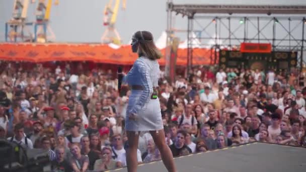 2021 07年 乌克兰Mariupol City Festival 热烈的音乐活动与兴奋的观众欣赏户外音乐会 克里姆 索达的主唱参加了音乐节 在舞台上现场表演 — 图库视频影像