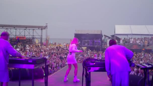 2021 Festival Cidade Mariupol Ucrânia Músicos Trajes Vibrantes Tocam Sintetizadores — Vídeo de Stock