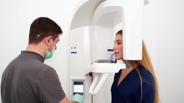 Αρσενικός Ακτινολόγος Που Κάνει Ακτινογραφία Δοντιών Γυναίκα Ασθενή Χρησιμοποιώντας Οδοντιατρικό — Αρχείο Βίντεο