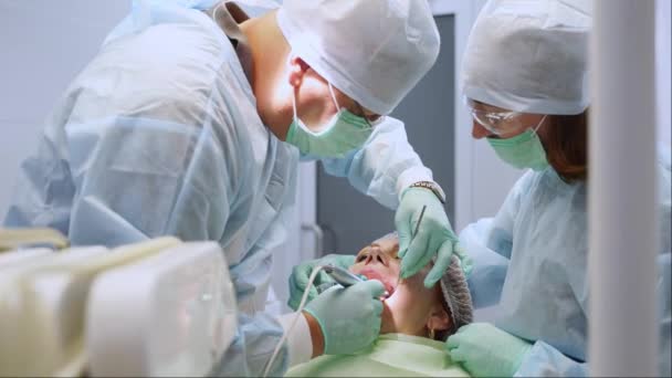 클리닉에 임플란트 클리닉에서 수술하는 외과의사와 간호사 임플란트 팀워크 의사와 클로즈업 — 비디오