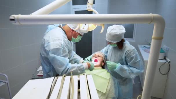 Chirurg Jamy Ustnej Pielęgniarka Operująca Kanały Korzeniowe Sali Operacyjnej Dentysta — Wideo stockowe