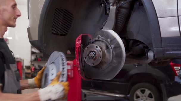 Processo Reparação Automóveis Garagem Auto Mecânico Instala Novo Disco Freio — Vídeo de Stock