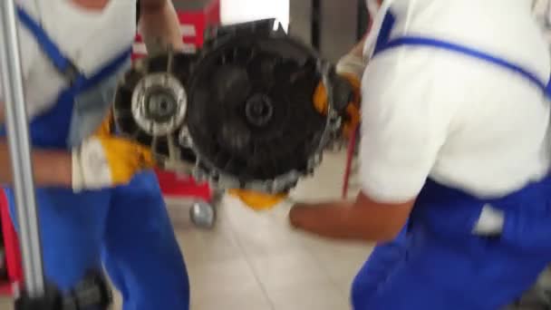 Garajda Ekip Çalışması Araba Tamir Sürecine Odaklan Üniformalı Otomobil Tamircileri — Stok video