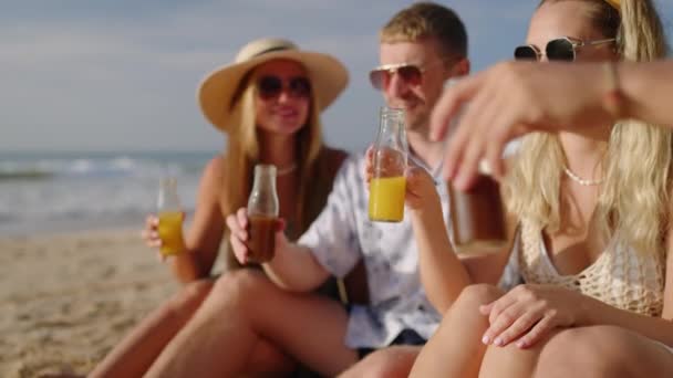 Vier Gut Gelaunte Freunde Sitzen Sandstrand Trinken Kombucha Jubeln Plaudern — Stockvideo