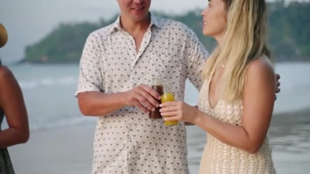 Szczęśliwa Para Mężczyzna Kobieta Zakochana Spacer Słonecznej Tropikalnej Plaży Butelkami — Wideo stockowe