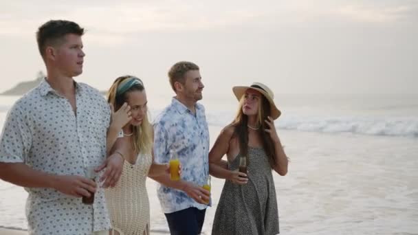 Freundinnen Männer Frauen Mit Kombucha Flaschen Spazieren Sonnigen Tropischen Strand — Stockvideo