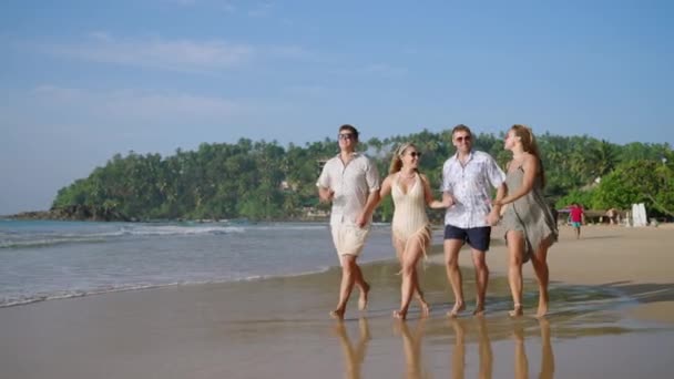 Gelukkige Vrienden Groep Van Mannen Vrouwen Rennen Zonnige Tropische Oceaan — Stockvideo