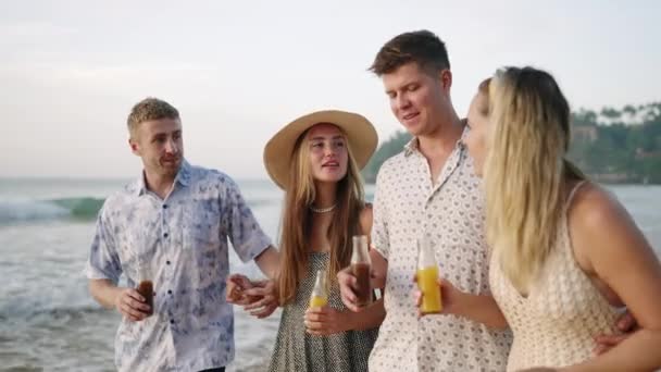 Веселые Друзья Групповые Мужчины Женщины Бутылками Лимонада Позируют Перед Камерой — стоковое видео