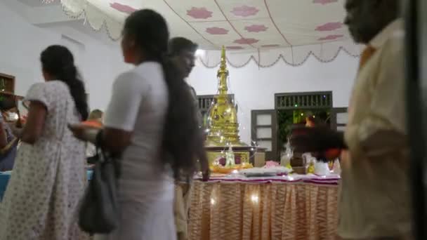2023 Mirissa Sri Lanka 班达拉穆拉神庙男人 女人穿着传统服饰参加佛教仪式 在斯里兰卡庙宇的Vesak 虔诚的人祈祷 点燃蜡烛 — 图库视频影像