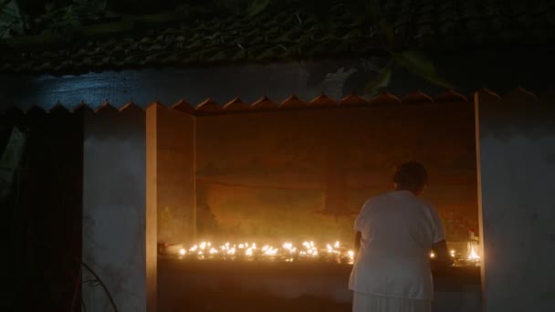 2023 Mirissa Sri Lanka Bandaramulla Tempel Spiritueel Ritueel Met Vlamoffers — Stockvideo