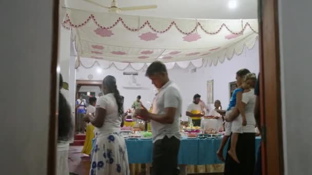 2023 Mirissa Srí Lanka Chrám Bandaramulla Oddaní Bílých Šatech Provádějí — Stock video