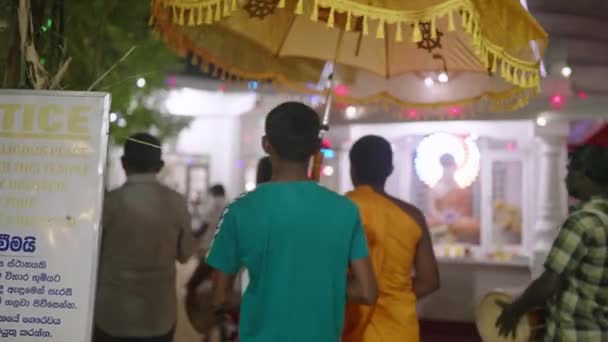 2023 Mirissa Sri Lanka 班达拉穆拉神庙虔诚的人散步 五彩缤纷的灯光 宗教庆典 音乐家打鼓 跟随僧人在斯里兰卡的Vesak寺庙 — 图库视频影像