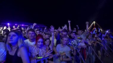 2021-08-08 - Mariupol Şehir Festivali, Ukrayna. Hayranlar dans eder, sahnenin önünde tezahürat yapar. Gece müzik festivalinde enerjik kalabalık. Heyecanlı festival seyircileri konser ve etkinliğin keyfini çıkarıyor.