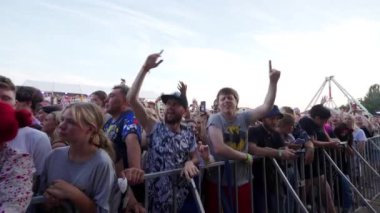 2021-08-08 - Mariupol Şehir Festivali, Ukrayna. Hayranlar tezahürat yapar, dans eder, konserin tadını çıkarır. Açık hava müzik festivalindeki heyecanlı kalabalık. Gençler festival atmosferini, topluluğu tecrübe ederler. Grup kutlaması.