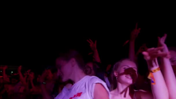 2021 Mariupol City Festival Ukraina Fans Viftar Med Händerna Njuta — Stockvideo