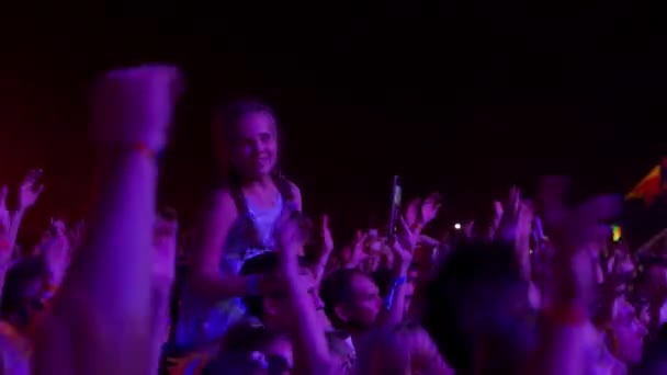 2021 ウクライナ マリポール シティ フェスティバル 肩の女の子は スマートフォンでライブコンサートを録音します エネルギッシュな群衆はナイトミュージックフェスティバル ダンスを楽しむ ステージライト — ストック動画