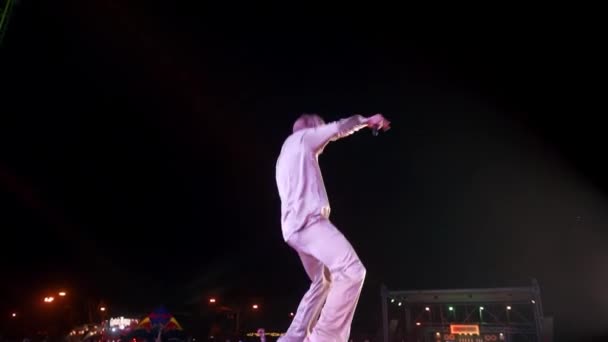2021 ウクライナ マリポール シティ フェスティバル クラウドはライブコンサートを観戦し アーティストはダイナミックな動きを楽しみます 白衣のエネルギッシュな男性パフォーマー 夜の音楽祭でステージで踊る — ストック動画