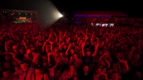 2021 06年 乌克兰Mariupol City Festival 不同的观众跳舞 在户外音乐会上庆祝 成群结队的狂欢者在夜晚欣赏着现场的音乐 在舞台灯光前欢呼 — 图库视频影像