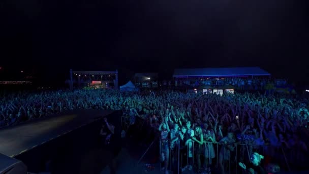 2021 Mariupol City Festival Ukraine 看台上的歌迷 生机勃勃的活动和活泼的观众一起欣赏音乐会 夜晚的户外音乐节 人群跳舞 兴奋地举手 — 图库视频影像
