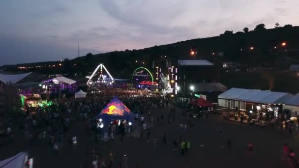 2021 Mariupol City Festival Ukraine 空中视频捕捉了海上生动的音乐节 充满活力的舞台点亮了被海滨风景环绕的热情观众的表演 — 图库视频影像