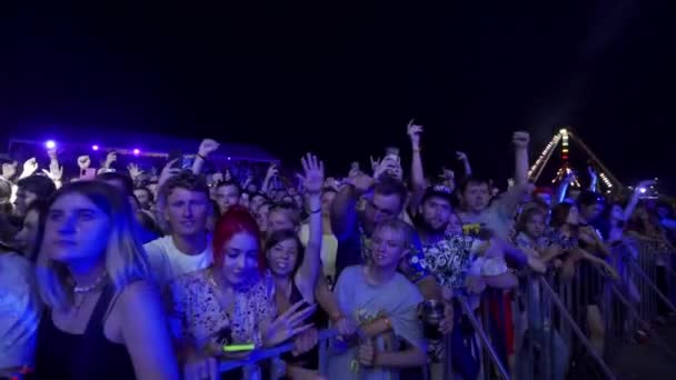 2021 Мариупольский Городской Фестиваль Украина Фанаты Танцуют Веселятся Перед Сценой — стоковое видео