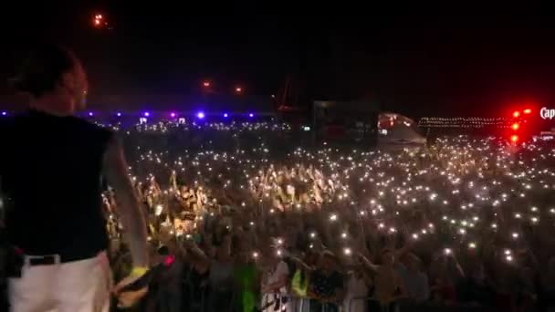 2021 07年 乌克兰Mariupol City Festival 舞台上的灯光照亮兴奋的人群挥动智能手机 音乐艺术家Artem Pivovarov在晚会上表演 粉丝们喜欢现场音乐会 — 图库视频影像