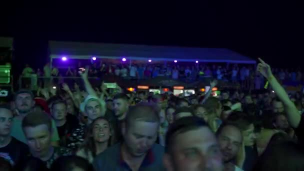 2021 Mariupol City Festival Ukraina Fans Dansar Höjer Händerna Njuter — Stockvideo