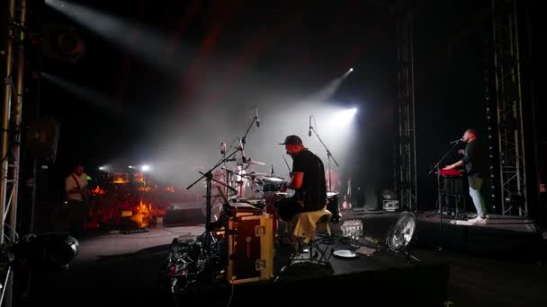 2021 ウクライナ マリポール シティ フェスティバル Lspミュージックバンドのライブコンサート映像 ライトフラッシュミュージシャンが楽器を演奏し ナイトミュージックフェスティバルで群衆を歓迎 — ストック動画