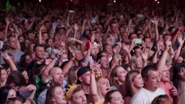 2021 ウクライナ マリポール シティ フェスティバル ファンはライブコンサートを楽しんで 興奮してスマートフォンで瞬間をキャプチャします ミュージックフェスティバルダンスの群衆 夜のステージライトの下で応援 — ストック動画