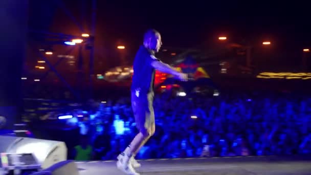 2021 07年 乌克兰Mariupol City Festival 乐队Lyapis 98在拥挤的音乐节上现场表演 以充满活力的舞台出席 充满活力的夜间音乐会气氛来激励观众 — 图库视频影像