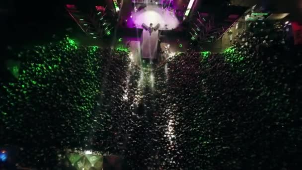 2021 ウクライナ マリポール シティ フェスティバル 活気に満ちたライトショー ステージパフォーマンス アウトドアでの熱狂的な観客の夜のショット — ストック動画