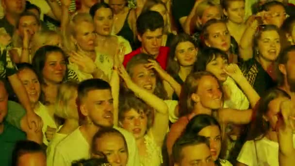 2021 07年 乌克兰Mariupol City Festival 闪烁的灯光和充满活力的能量充满了黑夜 户外音乐节的人群欢欢喜喜地跳舞 粉丝们庆祝 欣赏现场音乐会 — 图库视频影像