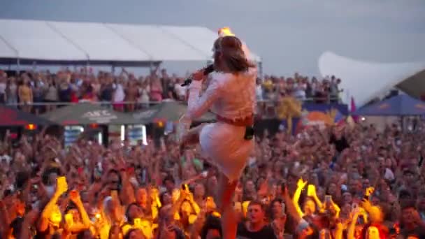 2021 07年 乌克兰Mariupol City Festival 身穿白色服装的歌手在海上表演 歌迷们欢呼 在夏季音乐活动中跳舞 奶油苏打水的女主角从舞台上吸引了众多的观众 — 图库视频影像