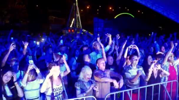 2021 Mariupol City Festival Ukraine Nachtmusik Festival Publikum Tanzt Mit — Stockvideo