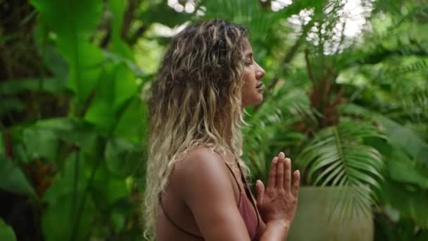 Практикує Йогу Втілює Спокій Здоров Тропічній Флорі Багаторасова Жінка Медитує — стокове відео