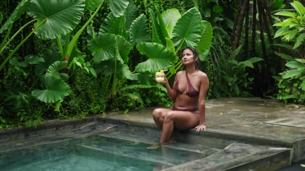 Solkyssta Badkläder Har Exotisk Tropisk Atmosfär Lugn Fritid Etnisk Kvinna — Stockvideo