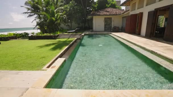 Piscine Dans Villa Luxe Dans Les Rayons Soleil Tropical Jour — Video